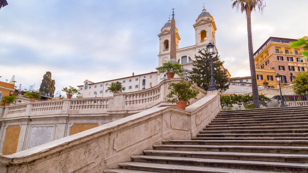 Turistka sjela Španělské schody na koloběžce. Způsobila škodu za tisíce eur